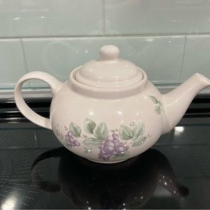 Pfaltzgraff Grapevine Round Teapot